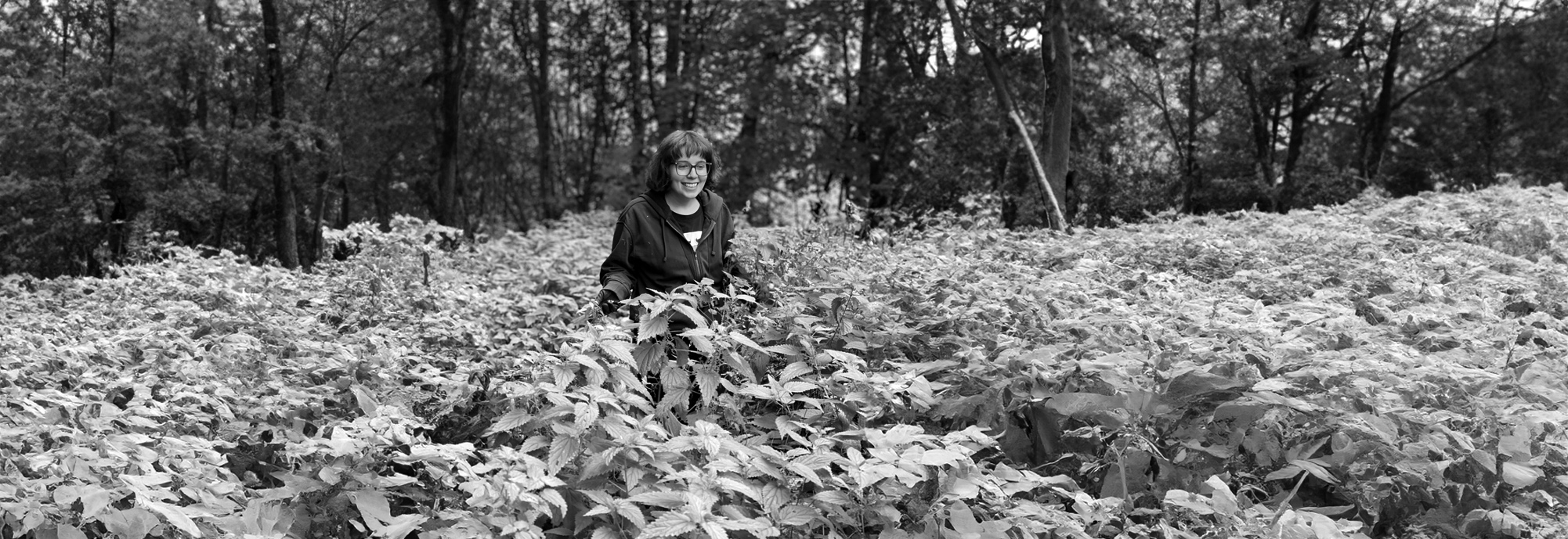 Leraentmayr-Projekt-Brennessel-expandiert-01-SW Lera Entmayr in einem Brennnesselfeld, beim Sammeln von Naturmaterialen für Ihre künstlerische Arbeit